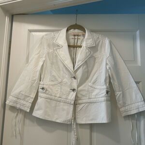 DKNY-jeans jackets, size M, white, 100% cotton. It is a timeless, casual piece.